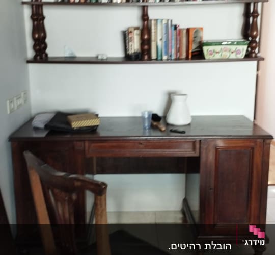 שולחן עץ עם כיסא, מדף ספרים מעל